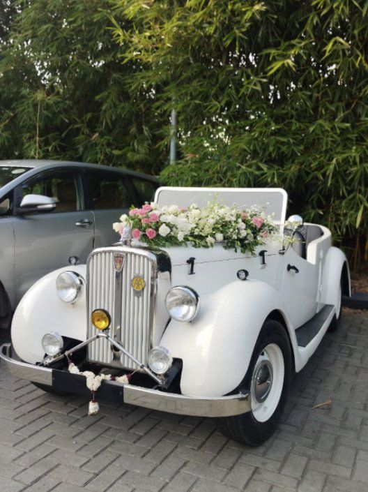 White Rover tourer dressed in roses